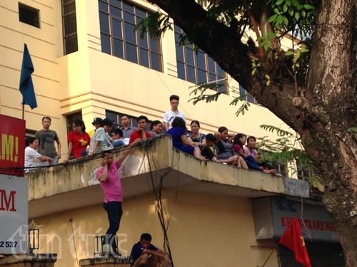 Muôn kiểu dõi theo đoàn diễu binh ảnh 7